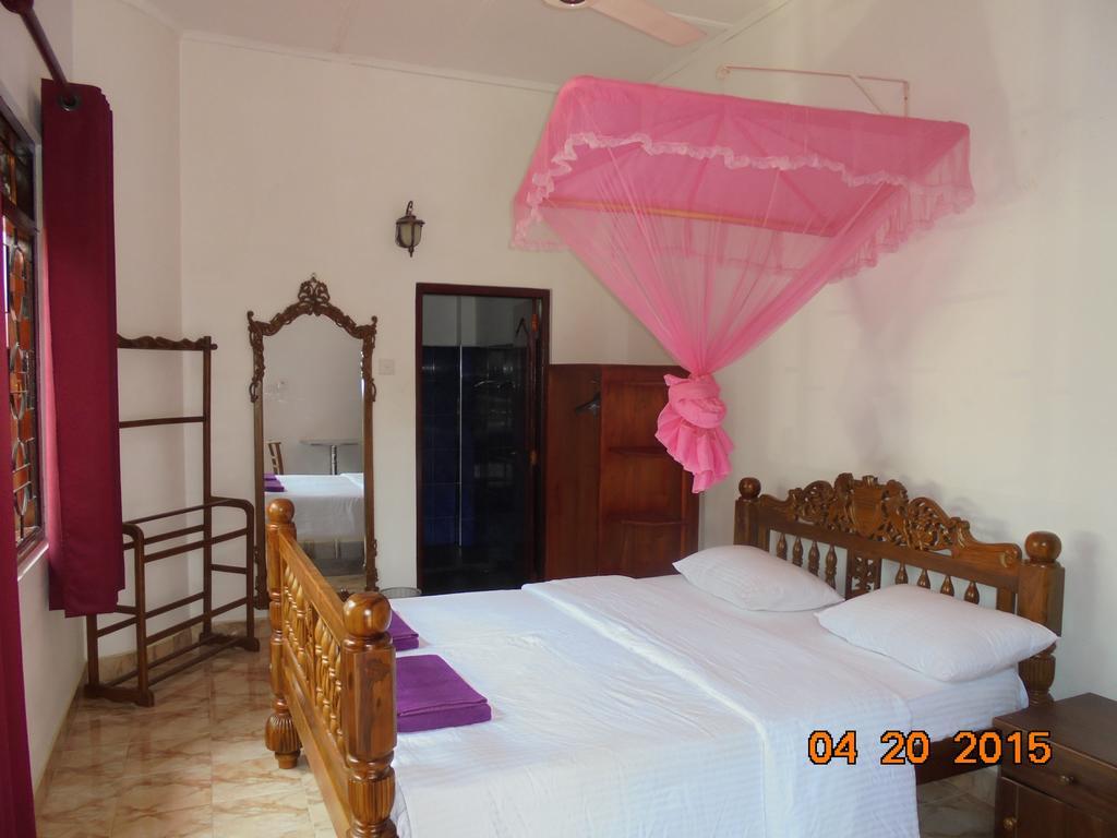 The Hotel Paradise Katunayaka Room photo